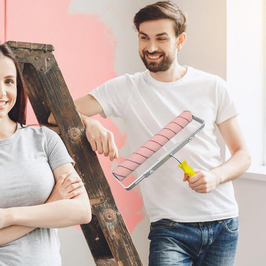femme croise bras homme souriant tiens rouleau peinture à poils courts
