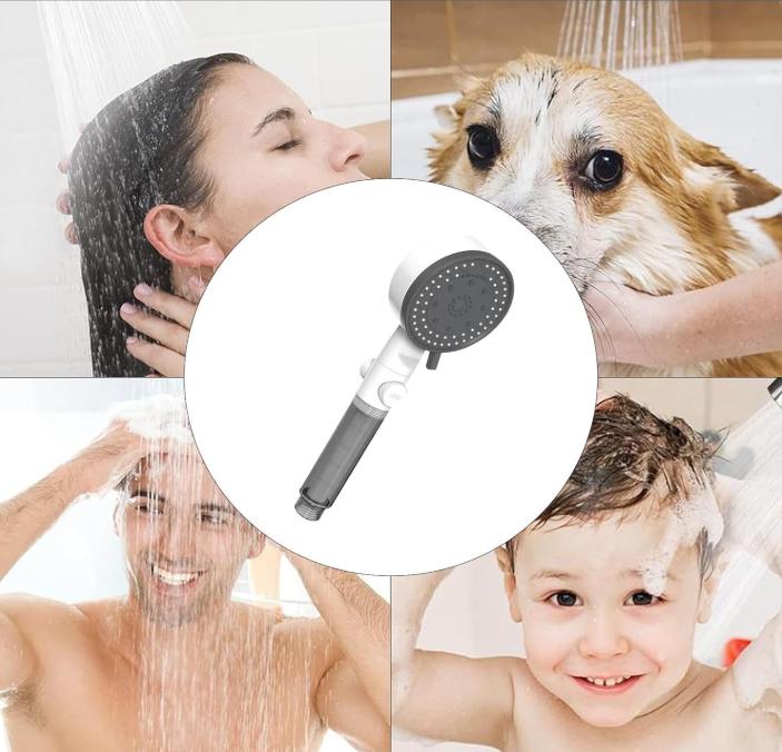 femme ,homme ,bébé et chien sous pommeau de douche anti calcaire en mode pluie