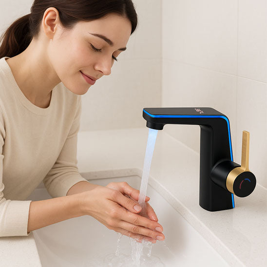 femme lave mains sous mitigeur lavabo noir à poignée dorée