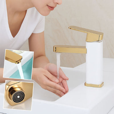 femme lave ses mains sous robinet salle de bain blanc dore ,robinet salle de bain doré coule, filtre du robinet salle de bain