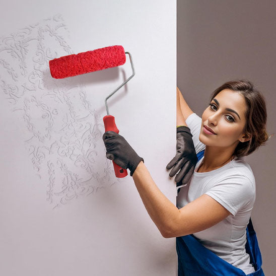 femme tient rouleau peinture rouge avec poignée rouge, mur mauve