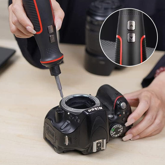 femme repare appareil photo avec Tournevis electrique Rechargeable USB 3.6V avec lumière LED