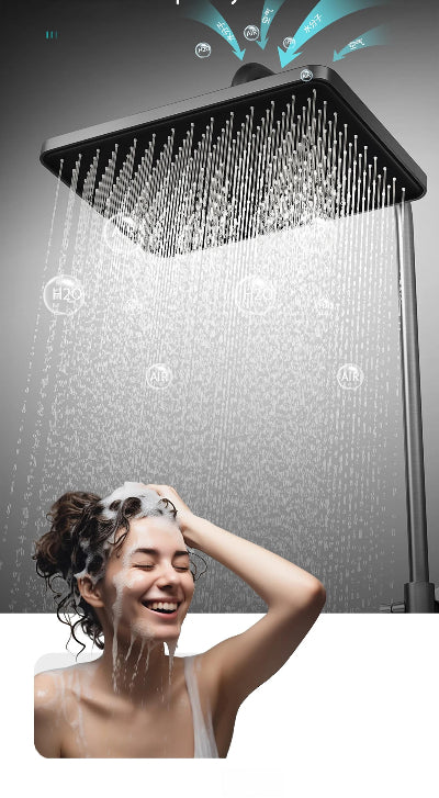 Femme souriante prend plaisir sous colonne de douche de luxe