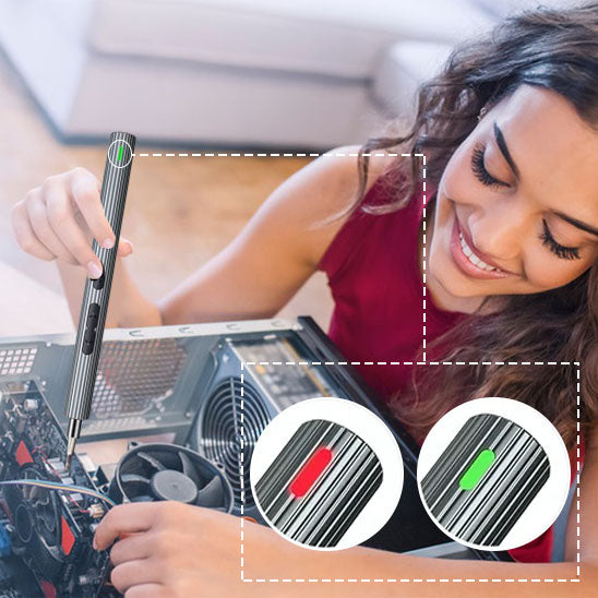 femme souriante repare ordinateur-avec Tournevis electrique sans fil