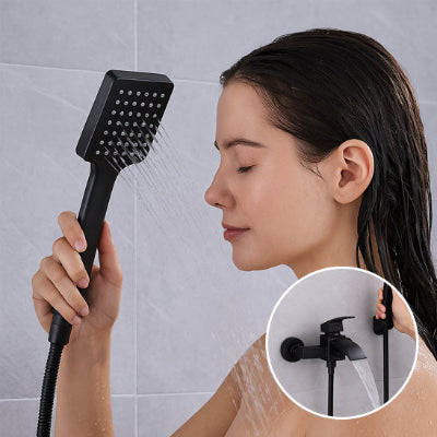 femme sous la douche tenant douchette de Mitigeur baignoire, robinet noir