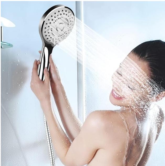 femme souriante tient Pommeau de douche en mode pluie