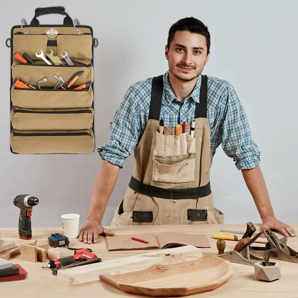 homme dans l'atelier .Caisse a outils marron ouverte ,Sac Ă outils enroulable portable outils sur table