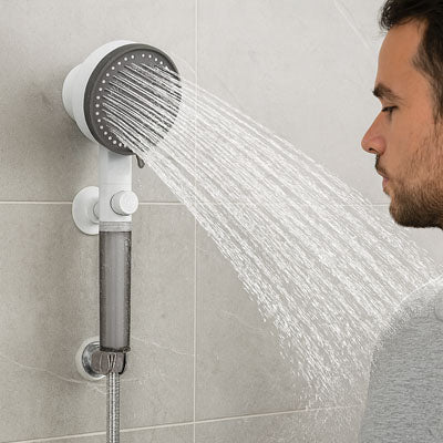 homme devant Pommeau de douche anti calcaire blanc mode pluie