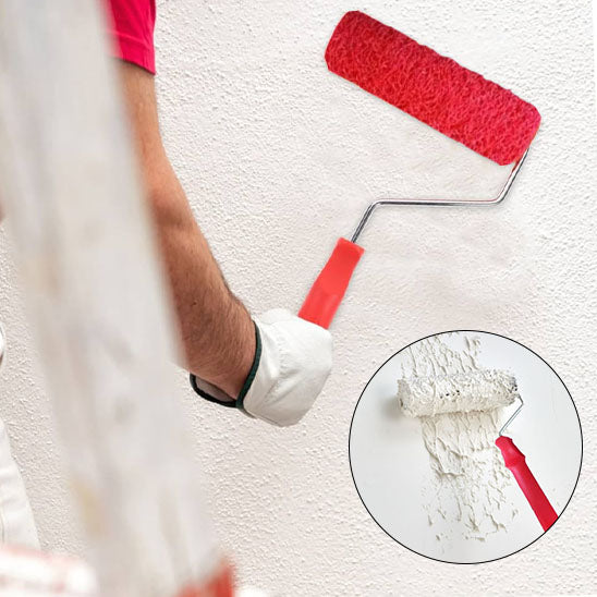 Homme avec gang blanc peint avec rouleau peinture rouge avec poignée rouge