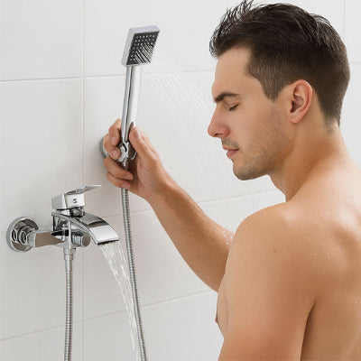 homme sous la douche tenant douchette de Mitigeur baignoire ,
robinet argente du mitigeur baignoire