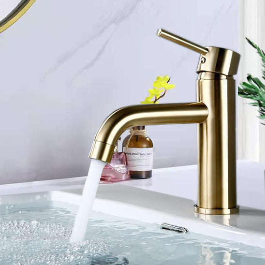 Mitigeur-pour-salle-de-bain-polyvalence-cuisine-élégant-surface-reflète-lumière-or-eau-coule