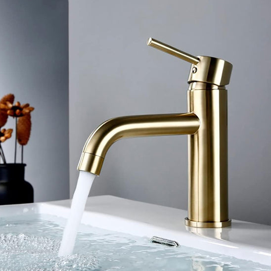 Mitigeur-pour-salle-de-bain-polyvalence-eau-coule-or-élégant-surface-reflète-lumière-confort-quotidien