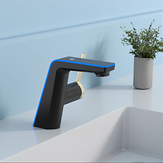 Mitigeur lavabo noir à poignee dorée et led bleue, bouquet fleurs sur évier