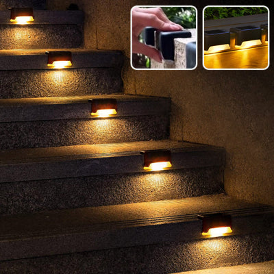 main allume la lampe solaire extérieur
