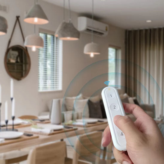 main appuyant sur interrupteur connecte blanc dans le salon, commande éclairage