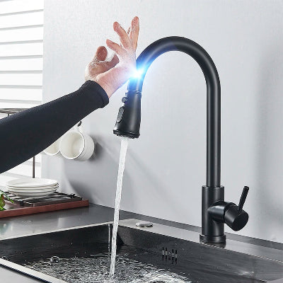 main commande tactile du Robinet cuisine noir Coulissant Ă douchette extractible avec filet d'eau fin