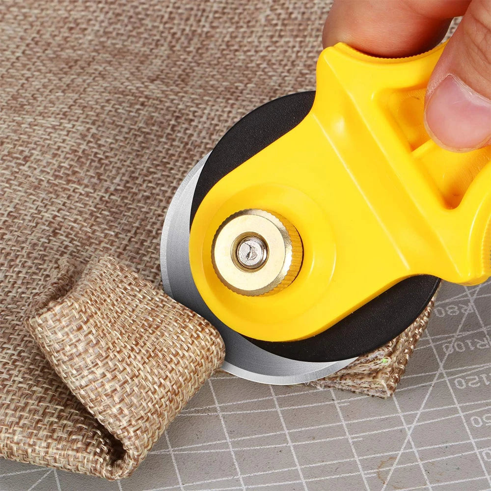 main coupe avec Cutter rotatif jaune du tissu