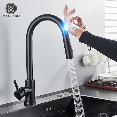 Main d'une femme commande tactile du Robinet cuisine Coulissant avec douchette extractible