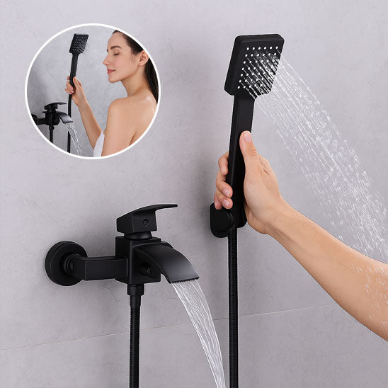 main d'une femme tenant douchette robinet de Mitigeur baignoire noir coulant