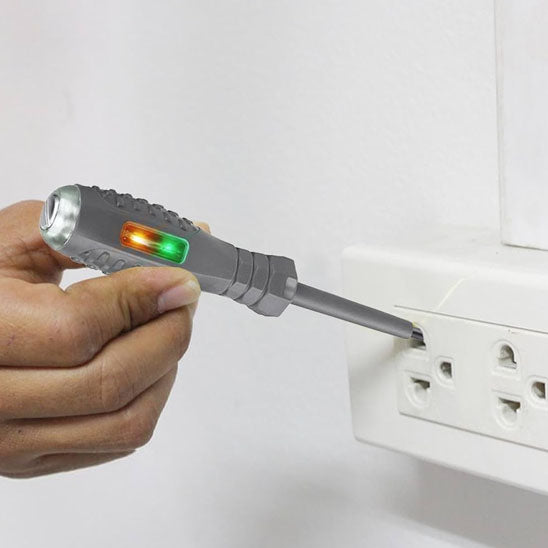 main d'homme teste prises electriques blanche avec Tournevis styloélectrique