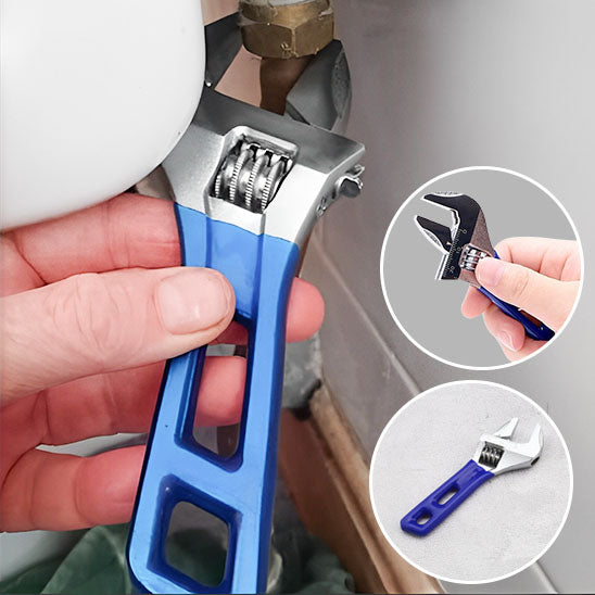 Main serre un raccord avec CLE A molette à poignee ergonomique bleue