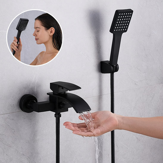 main sous eau du robinet coulant , douchette robinet de Mitigeur baignoire noir .Femme tiens douchette noire du mitigeur baignoire