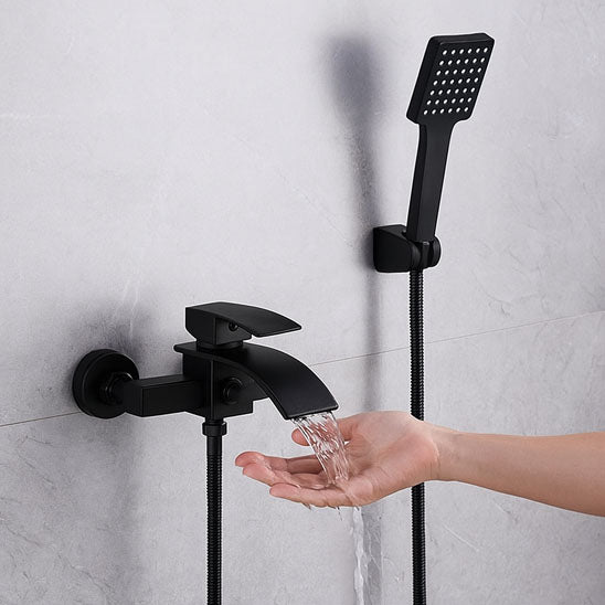 main sous eau du robinet coulant , douchette robinet de Mitigeur baignoire noir