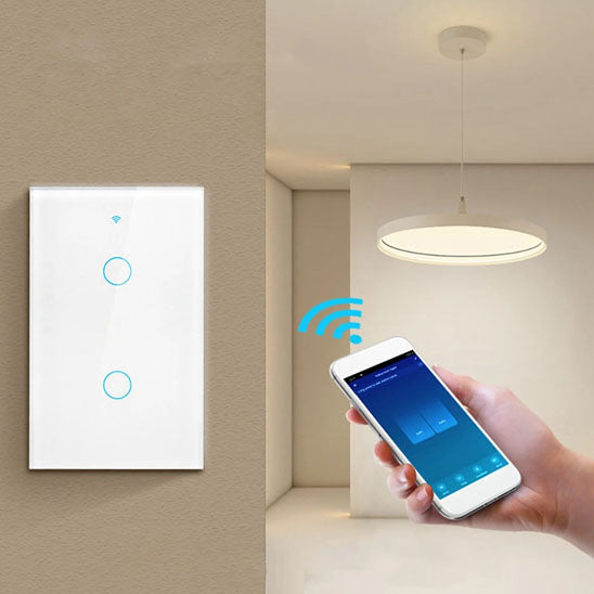 main tenant smartphone bleu pour commander lumiere avec interrupteur blanc