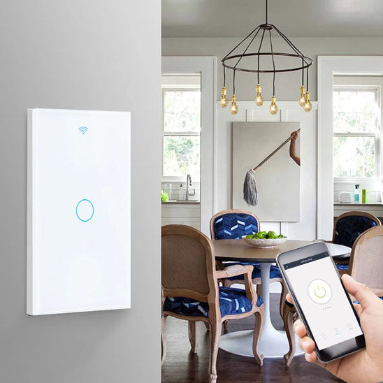 main tenant smartphone pour commander lumiere avec interrupteur blanc dans salle avec chaises et table