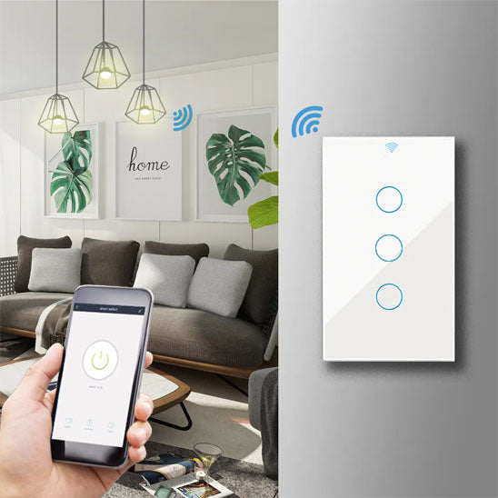 main tenant smartphone pour commander lumiere avec interrupteur blanc dans salon marron