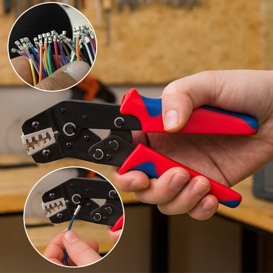 main tient Pince a sertir à poignee ergonomique rouge bleue dans atelier, plusieurs cosses