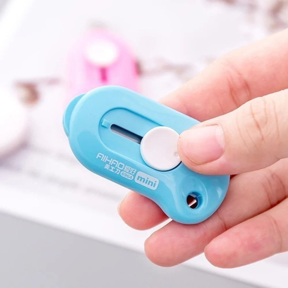 Main tient cutter bleu