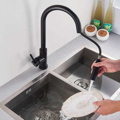 mains d'une femme fait la vaissellle avec le Robinet cuisine Coulissant Ă douchette extractible