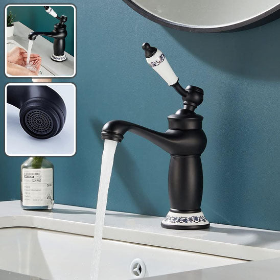 Mains se lavent sous Robinet salle de bain noir antique eau coule dans lavabo blanc ,mur bleu