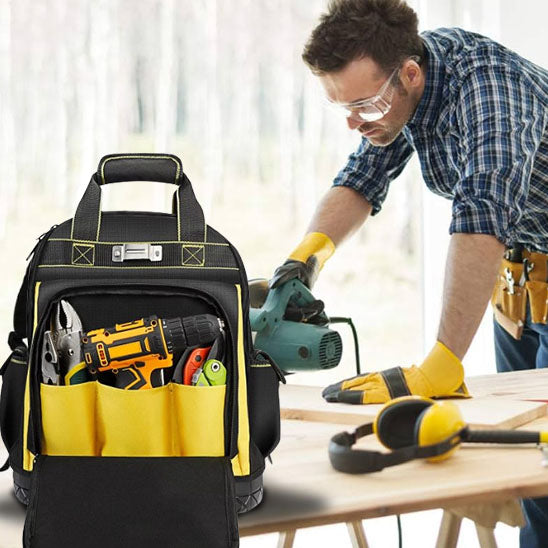 menuisier utilise caisse a outils, Sac à outils sur etabli