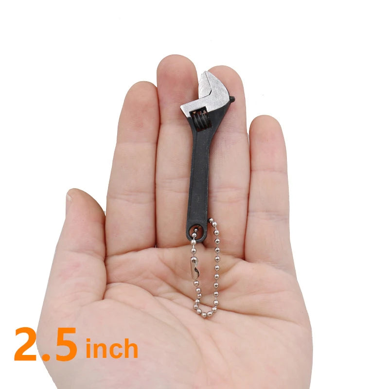 mini CLE A molette noire de 2.5 pouces dans une main