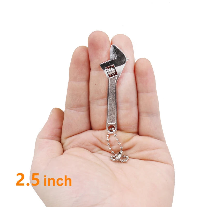 mini CLE A molette noire de porte clef de 2.5 pouces dans une main