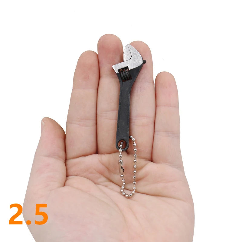 petite mini CLE A molette noire dans une main