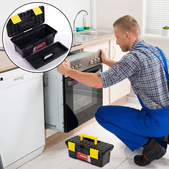 plombien en salopette bleue utilise Caisse à outils vide à multiples usages tiens cuisiniere