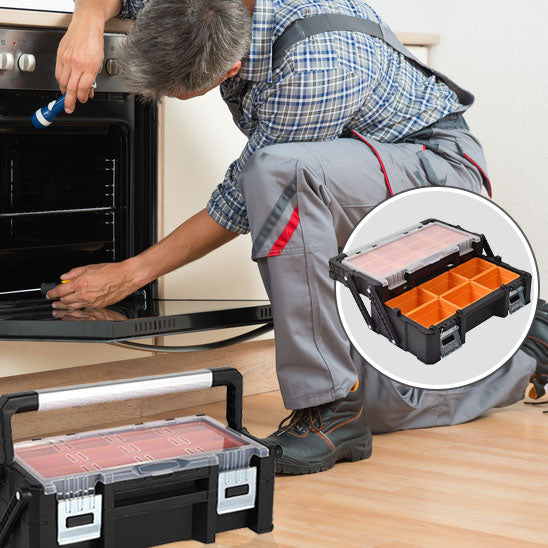 Plombier utilise Caisse a outils a deux couches orange-noire fermée