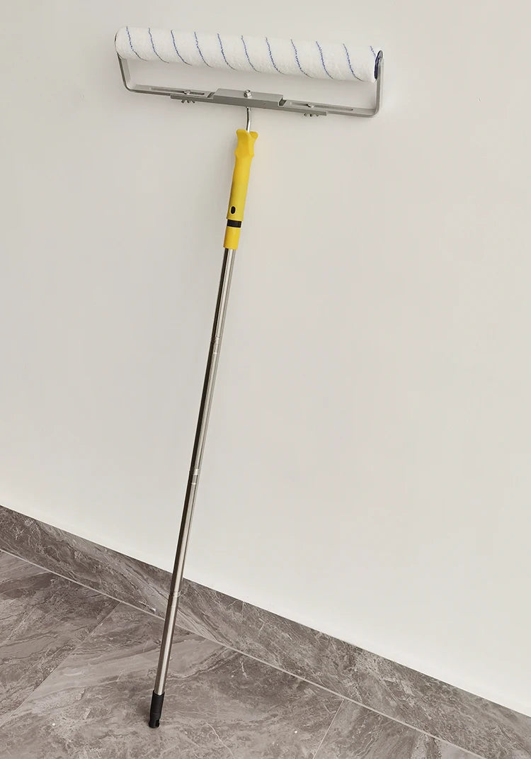 poignee jaune du rouleau peinture avec perche