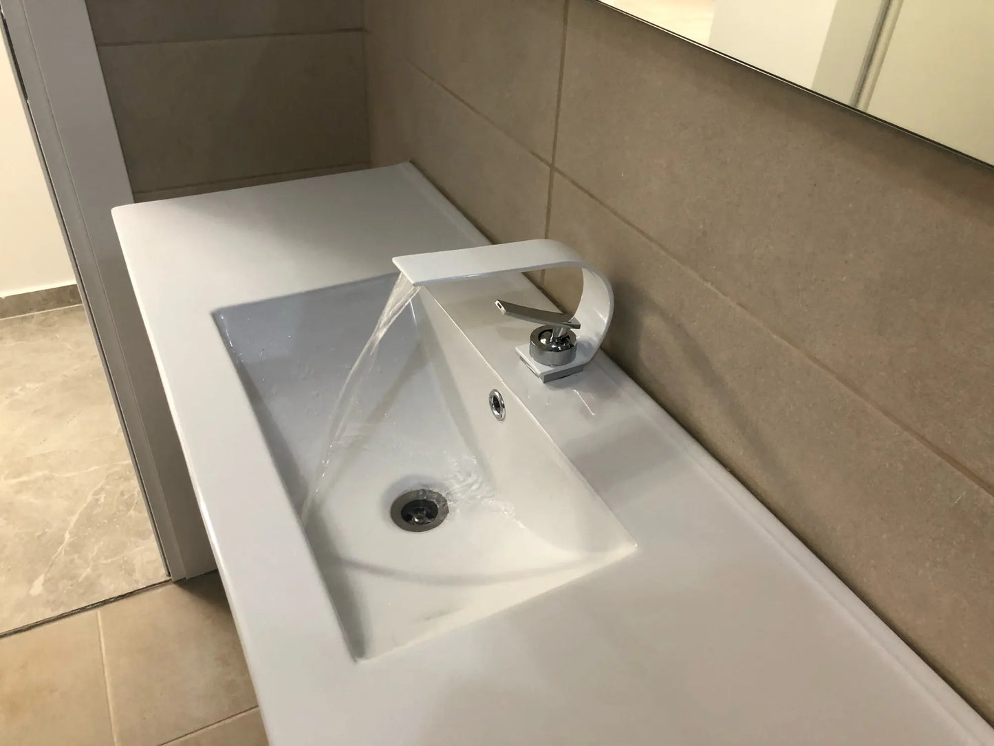 robinet salle de bain blanc, eau coule dans le lavabo blanc