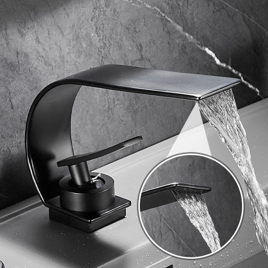 Robinet salle de bain noir laiton coule dans le lavabo