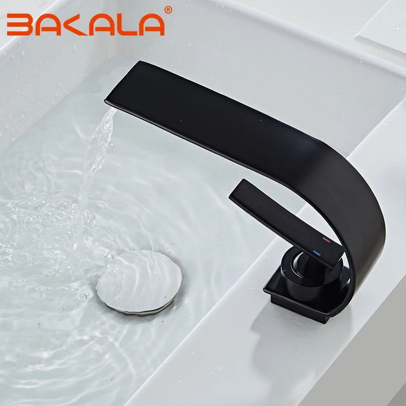 Robinet salle de bain noir brossé coule dans le lavabo blanc d'eau limpide