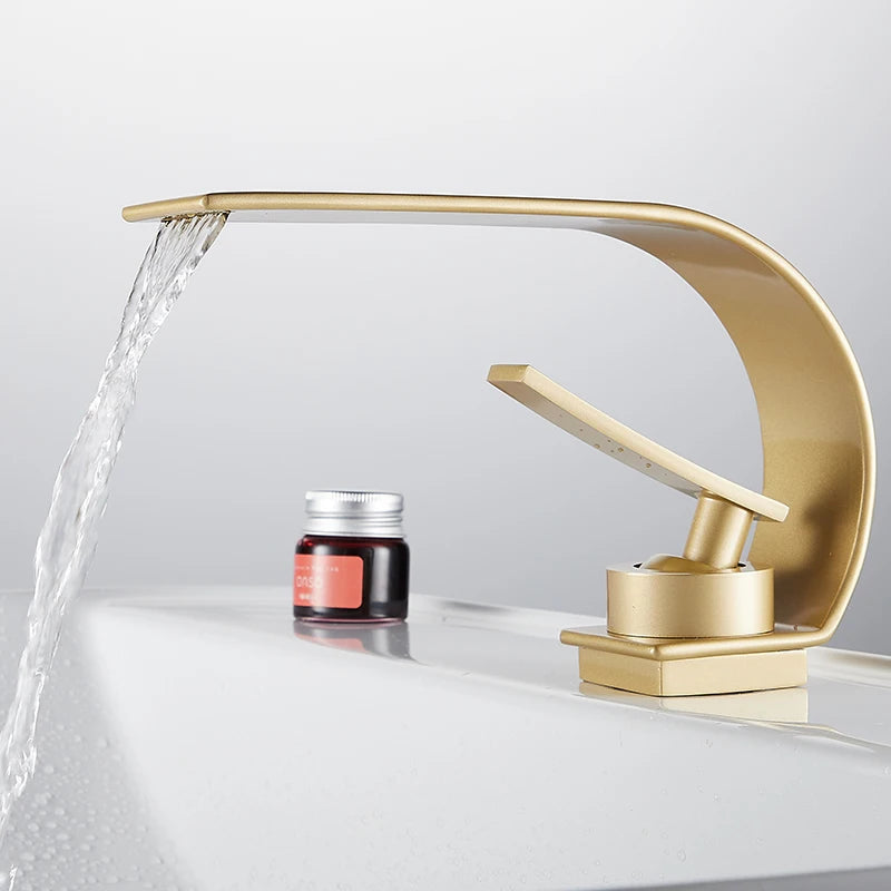 robinet salle de bain or brosse eau coule dans le lavabo blanc