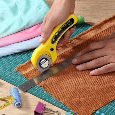 Tailleur coupe velours marron avec un Cutter rotatif jaune