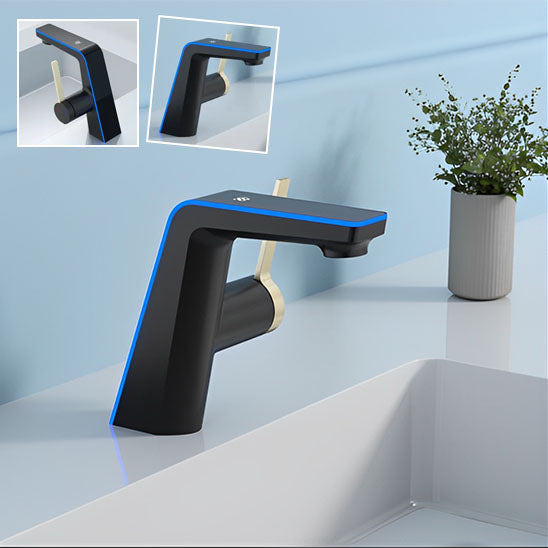 trois Mitigeur lavabo noir à poignee dorée et led bleue, bouquet fleurs sur évier