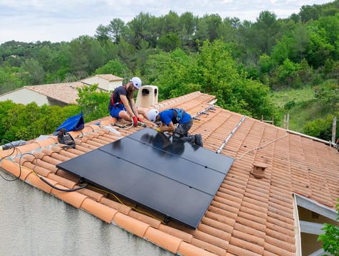 Installation de panneaux solaires photovoltaïques sur le toit d’une maison par des professionnels