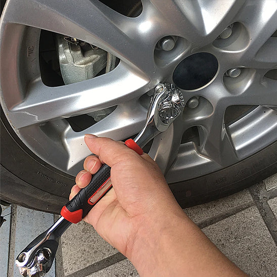 CLE A douille dans une main qui serre un écrou de la roue d'une voiture