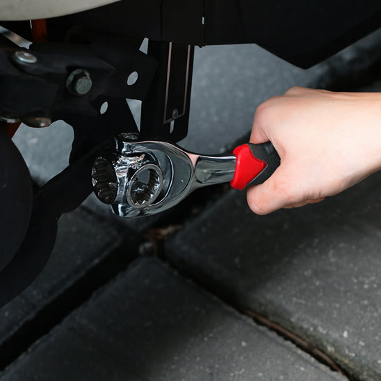 CLE A douilles dans une main qui répare moto
